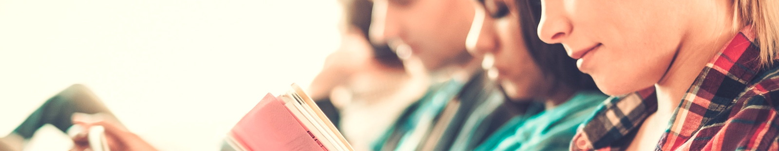 vista de alumnos leyendo libros